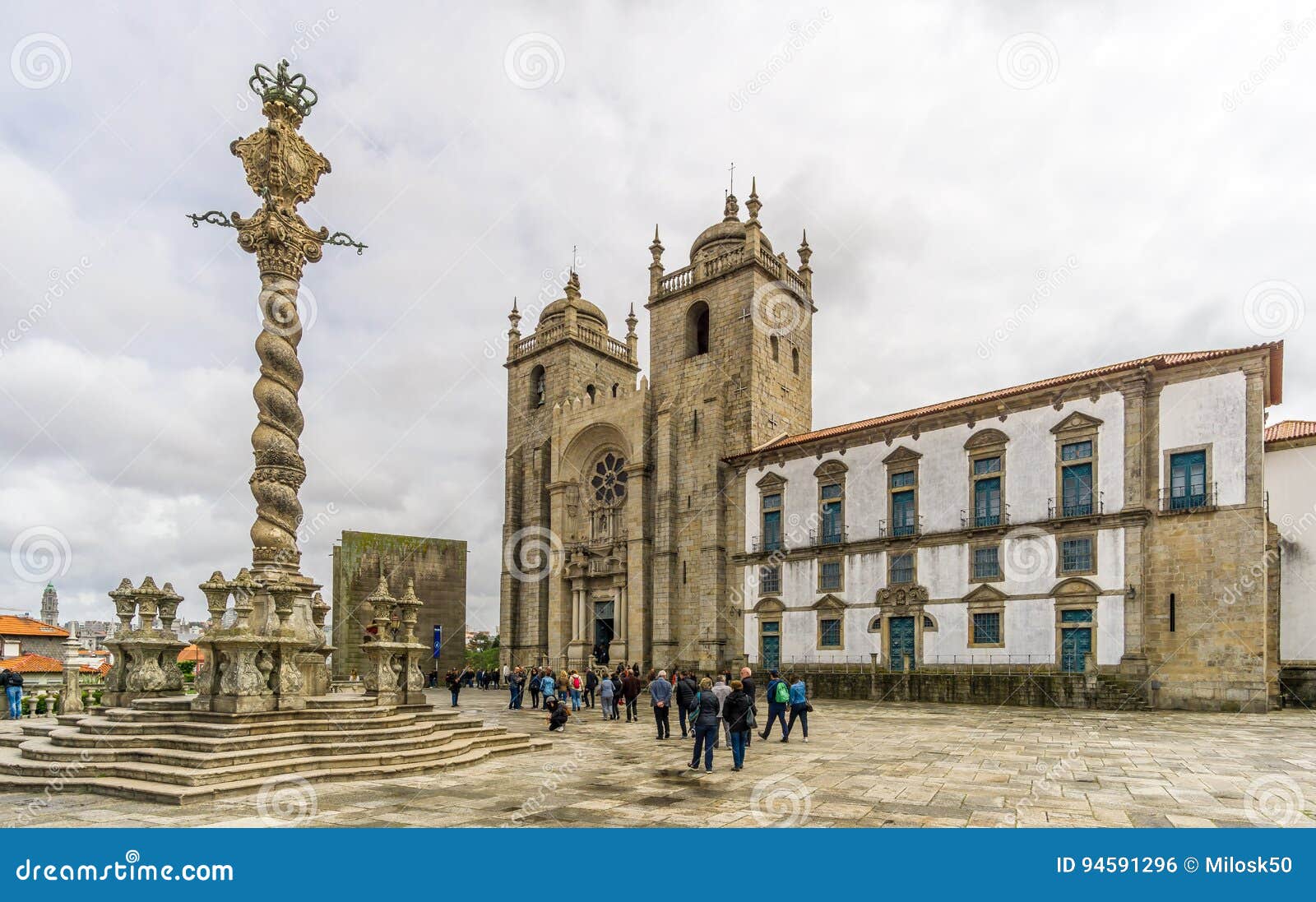 Porto, Portugal - 27 september, 2018: Group of tourists looks at map on  stairs of Pillory of Porto against Se cathedral, Portugal Stock Photo -  Alamy