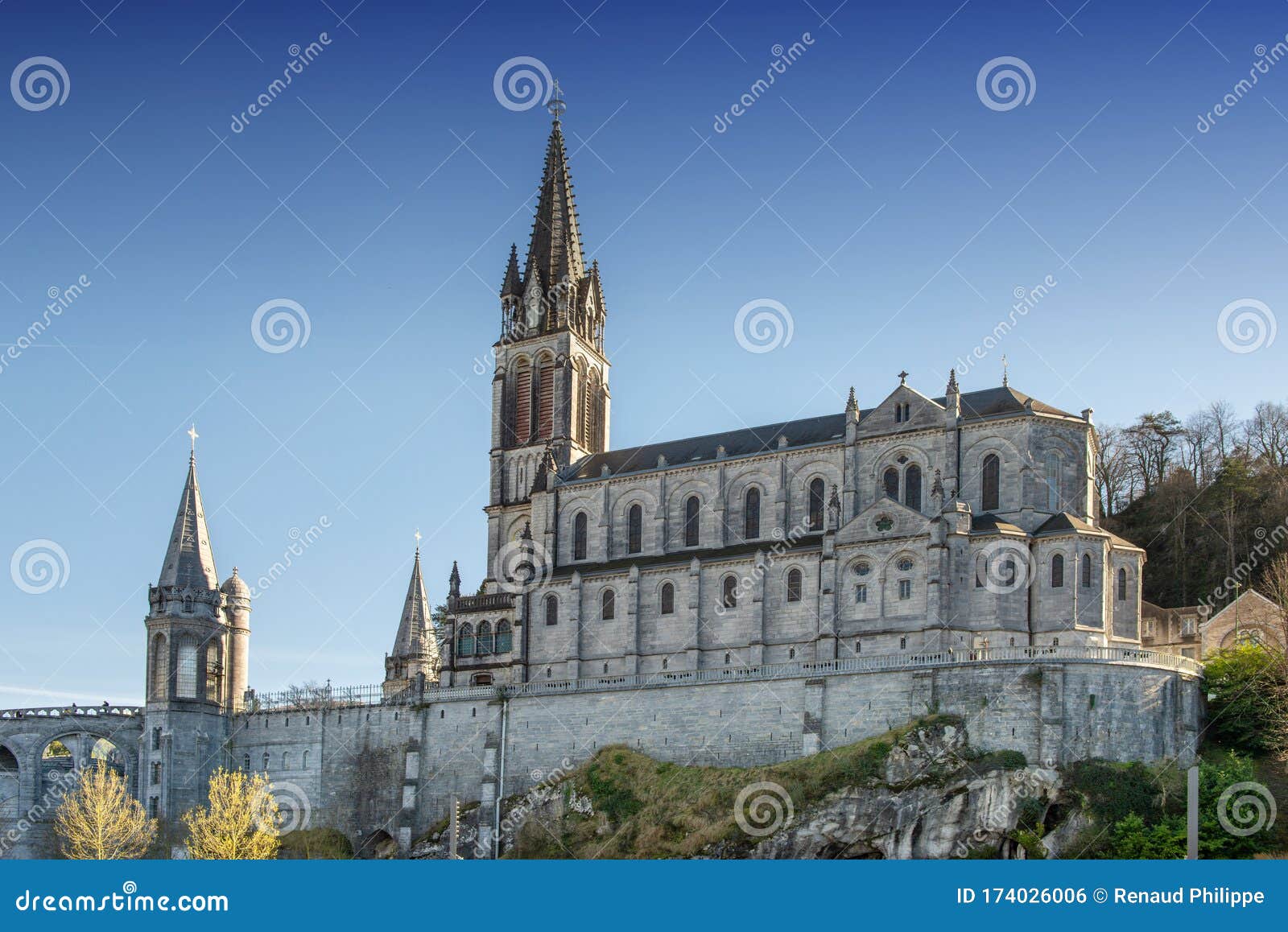View of the Cathedral-sanctuary of Lourdes France Stock Photo - Image ...