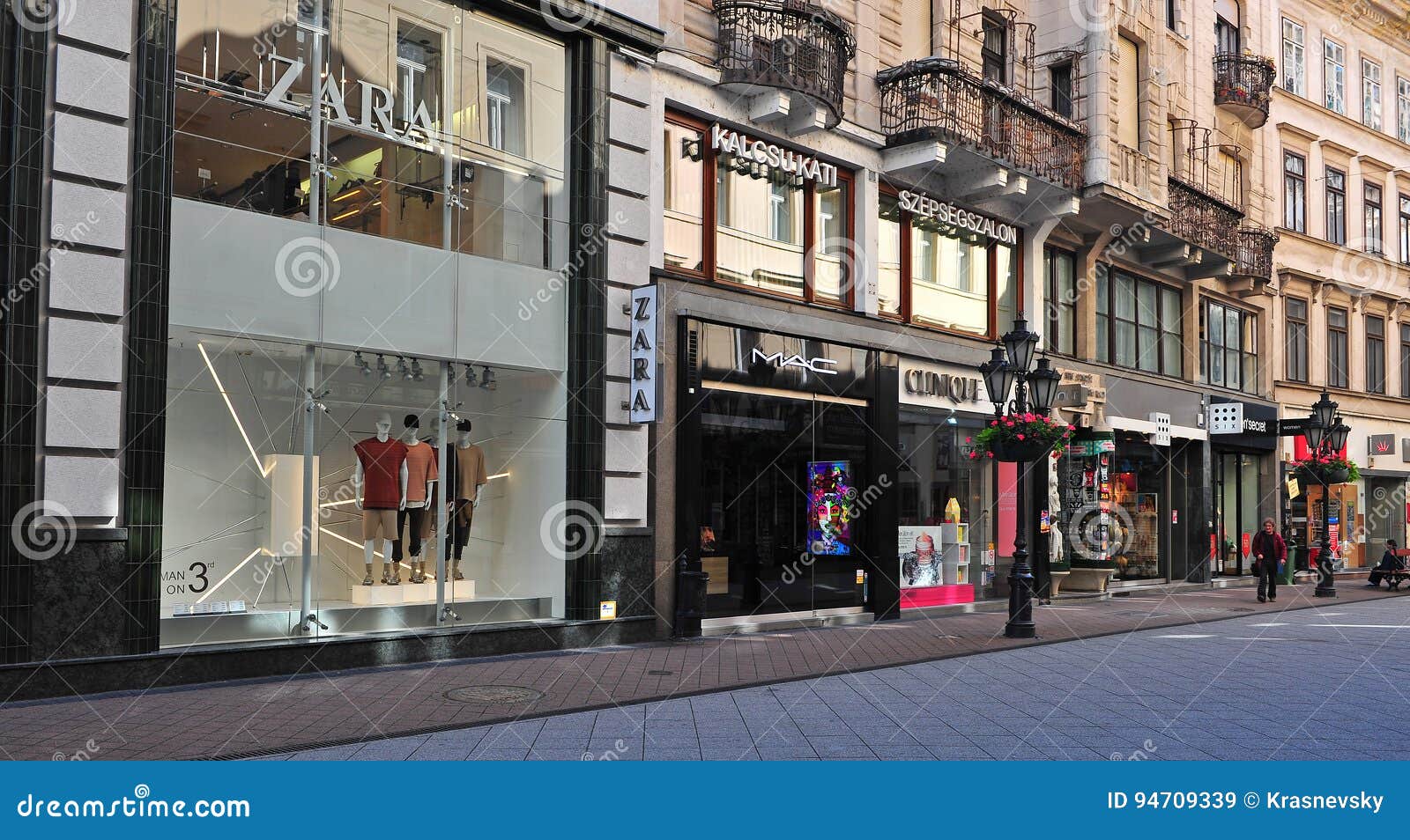 En begivenhed Egypten garn View of Clothes Store in Vaci Shopping Street, Budapest Editorial Stock  Image - Image of brand, urban: 94709339
