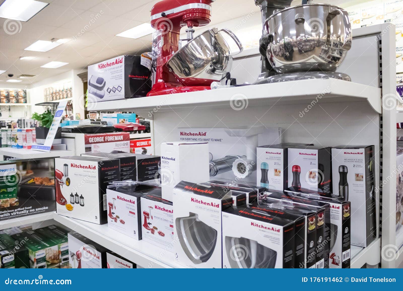 https://thumbs.dreamstime.com/z/view-display-kitchenaid-cookware-products-seen-local-department-store-los-angeles-california-kitchenaid-products-176191462.jpg