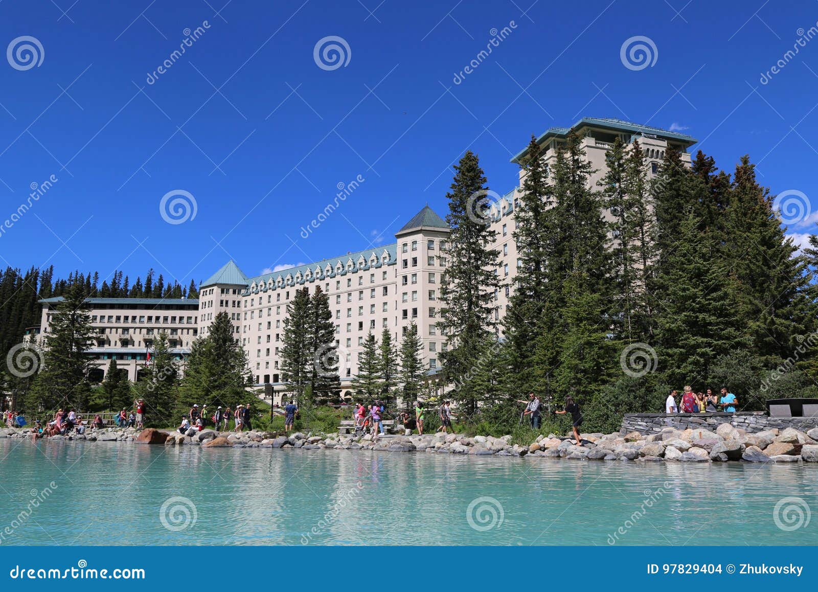 View Of The Famous Fairmont Chateau Lake Louise Hotel Editorial Stock Image - Image of ecology ...