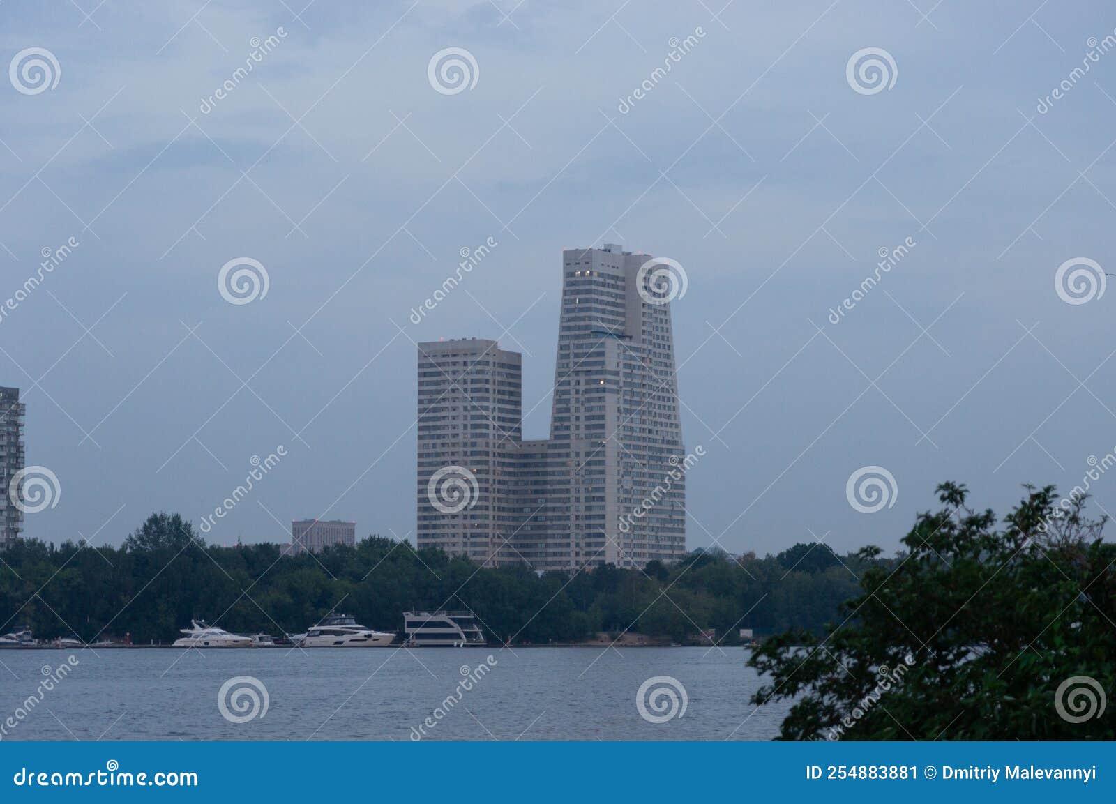 view of the khimki reservoir from the pokrovsky coast - pokrovskoye-streshnevo - moscow park