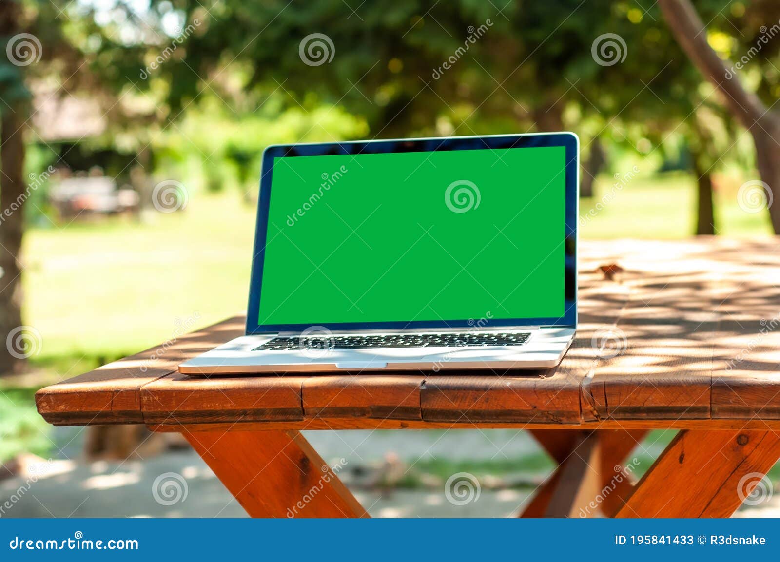 Xem trên Laptop PC với màn hình xanh trên bàn trong vườn, bạn sẽ không tin vào mắt mình khi chứng kiến khả năng tạo nên những không gian tuyệt đẹp với nền trường xanh chroma key. Khám phá ngay hình ảnh này để trải nghiệm sự kỳ diệu của công nghệ ảo tuyệt vời nhất!