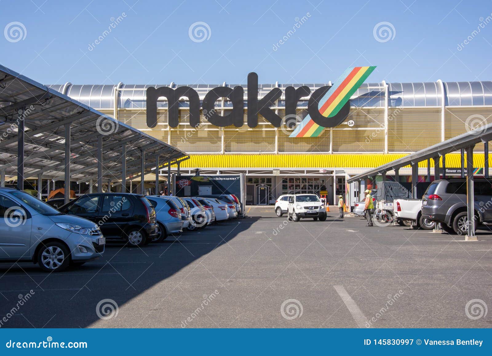 rol magnetron Vel View of Makro Store Front and Solar Panel Carports in Roodepoort,  Johannesburg Editorial Photography - Image of city, building: 145830997