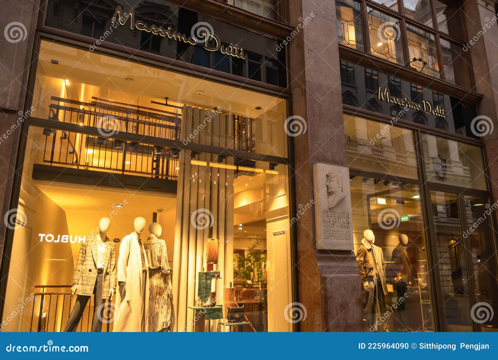 monteren recorder Laatste View of Massimo Dutti Front Store, a Spanish Clothes Manufacturing Company  that is Part of the Inditex Group, in a Street of Vienn Editorial Image -  Image of germany, brand: 225964090