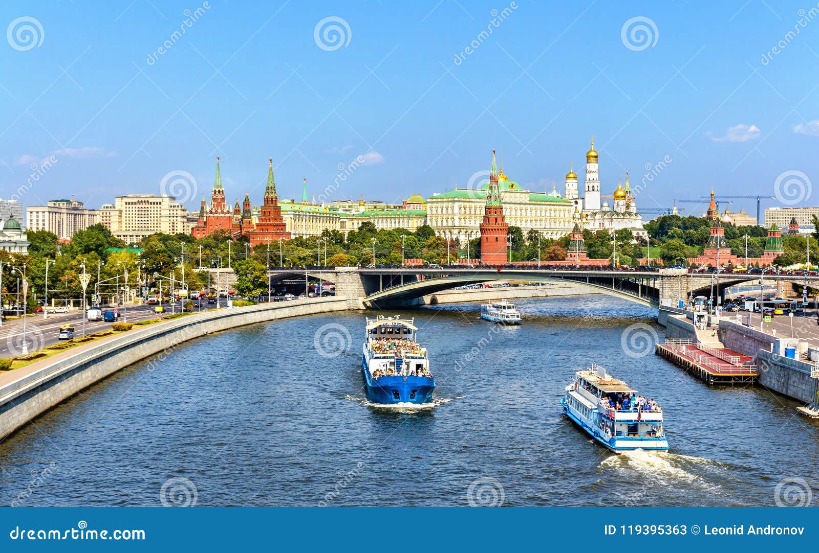Москва река основная мысль. Фотообои Москва река. Москва река 4. Панорама Москвы по Москве реке. Москва река на английском.