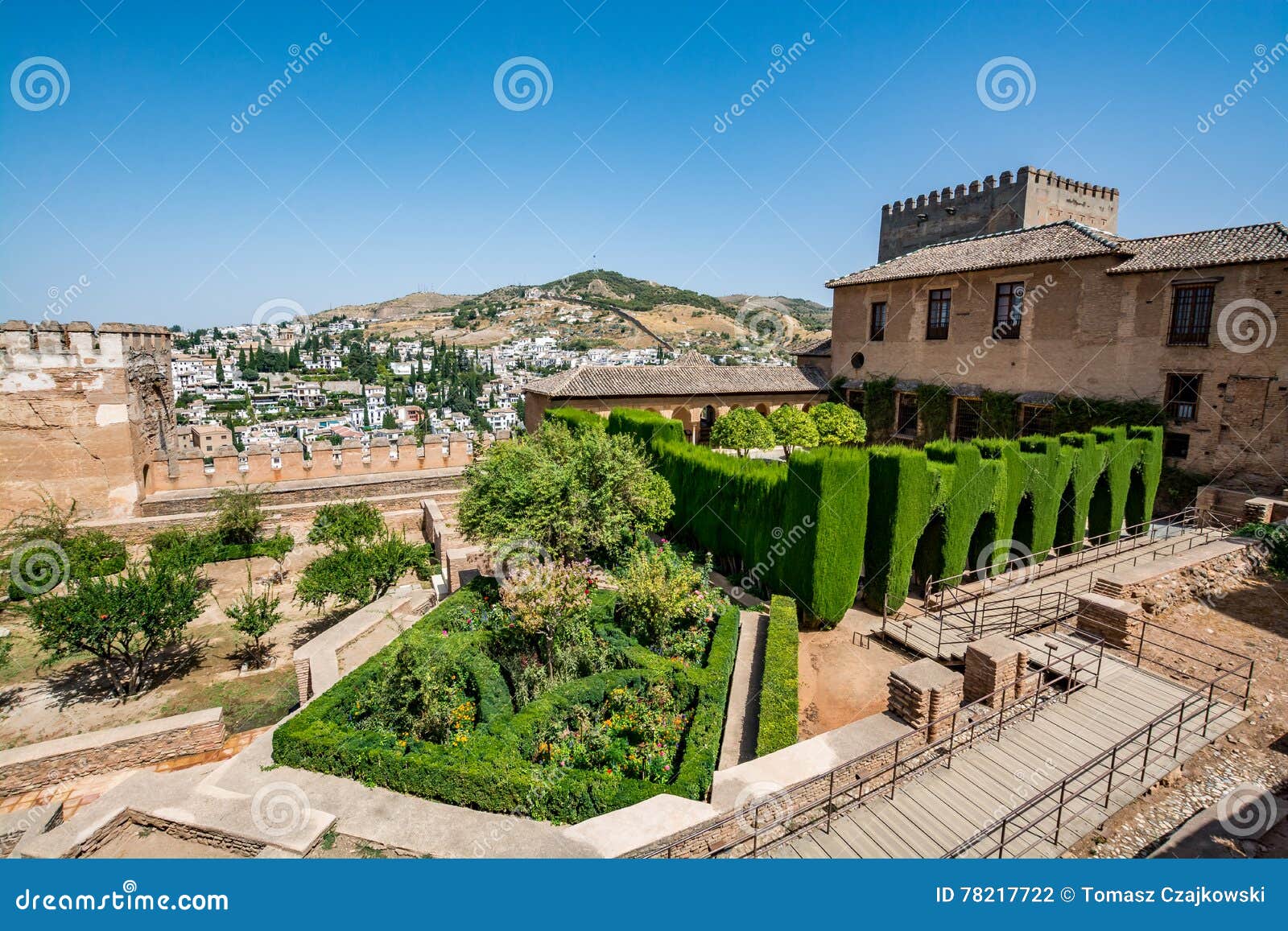 view of the nasrid palaces palacios nazarÃÂ­es and gardens in front of them in alhambra