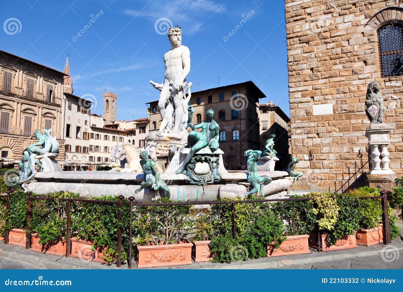 view of neptun fontain near palace vecchio