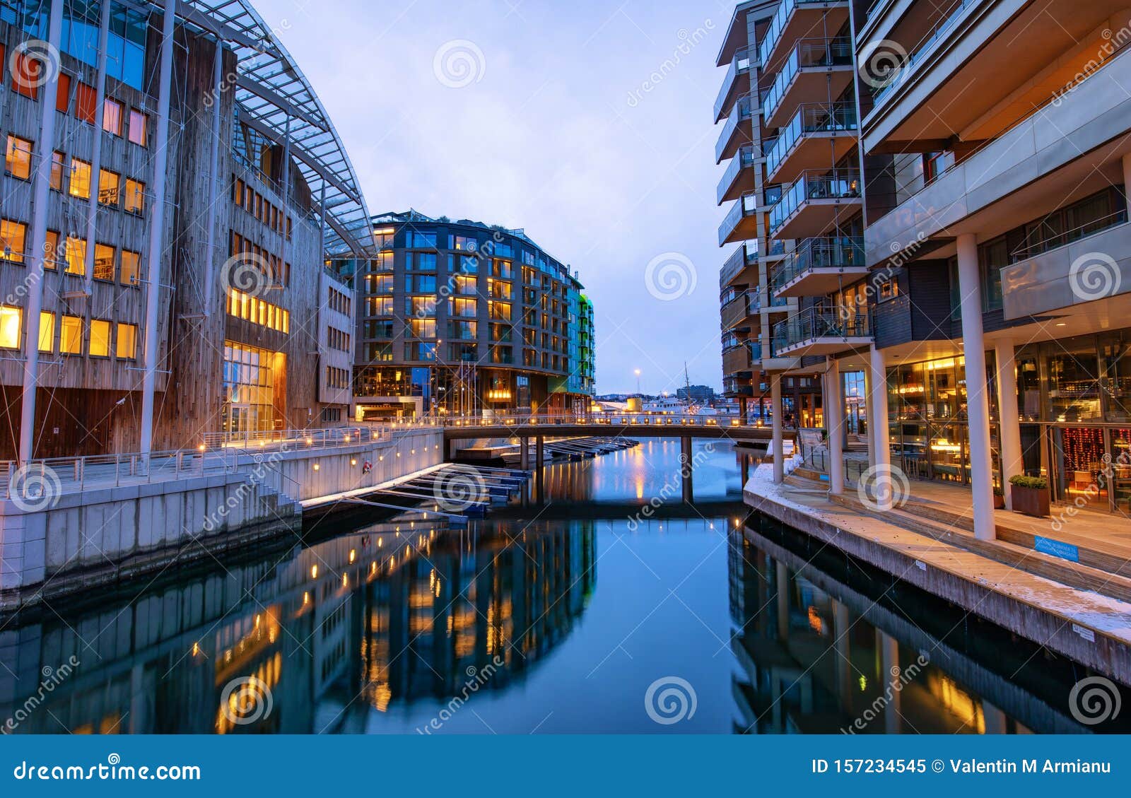 oslo aker brygge marina at night