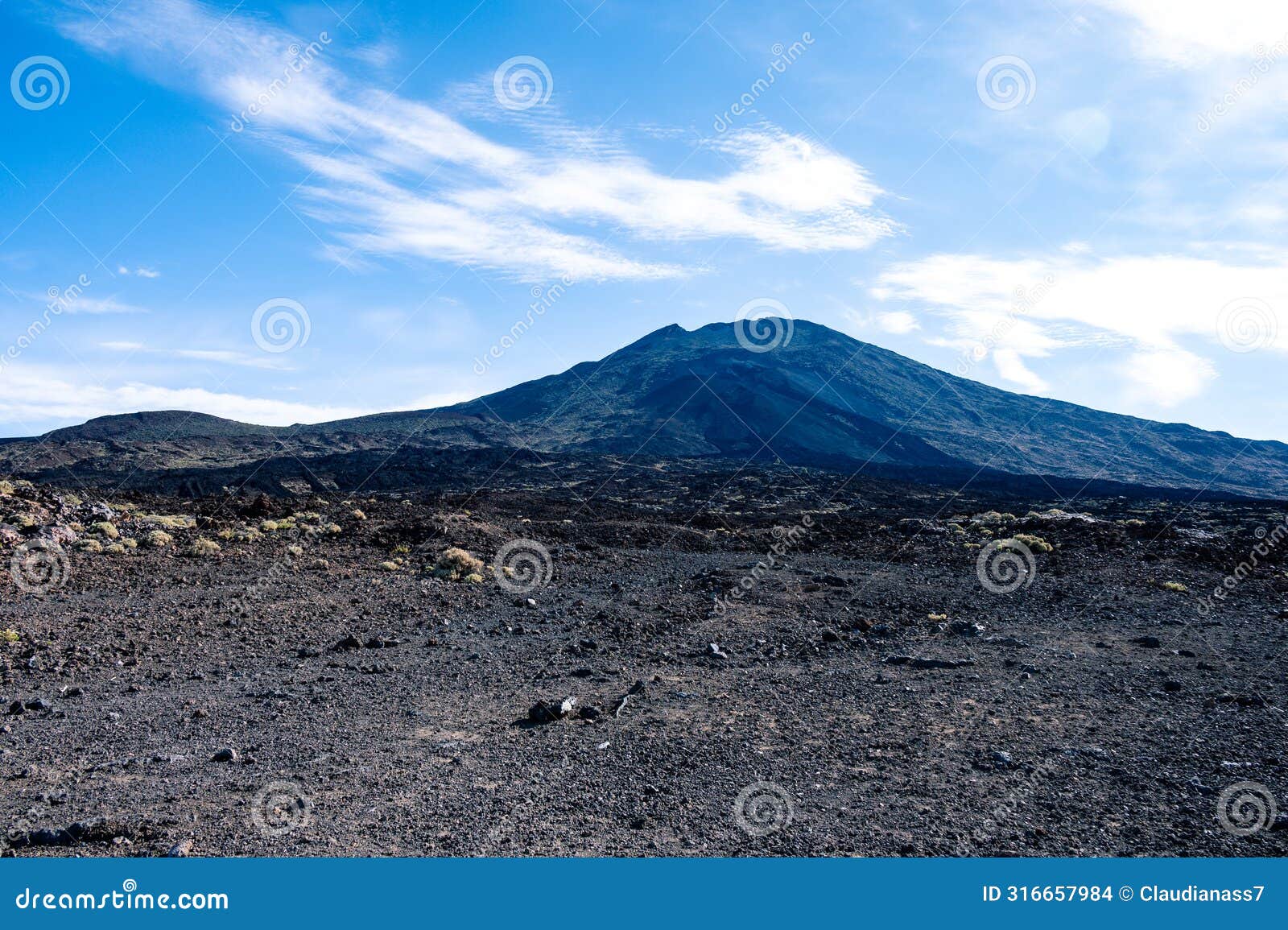 view to volcan pico viejo in tenerife