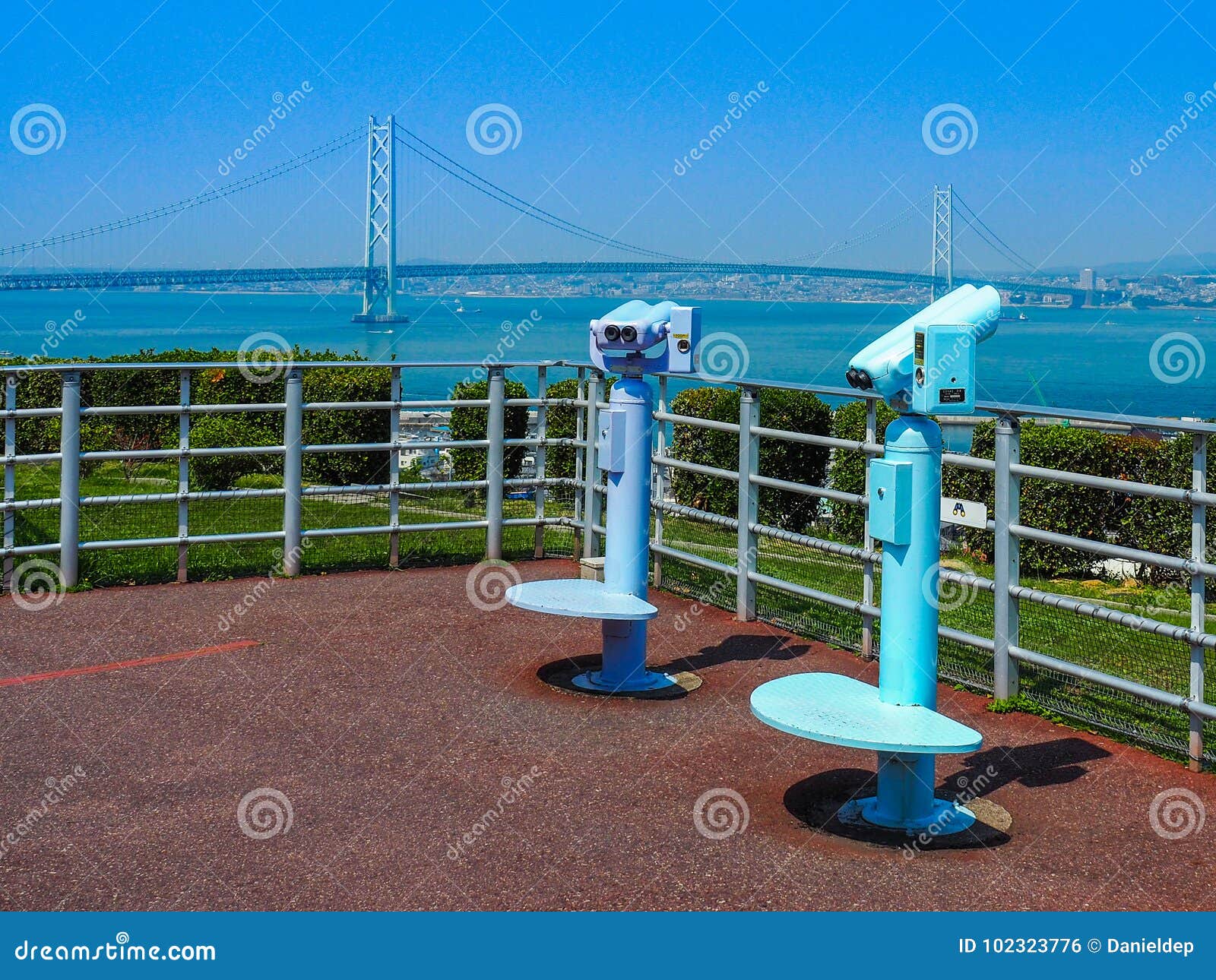 Vigia da ponte de Akashi-kaikyo. Vigia e telescópios na ponte de Akashi-kaikyo vista da ilha de Awaji