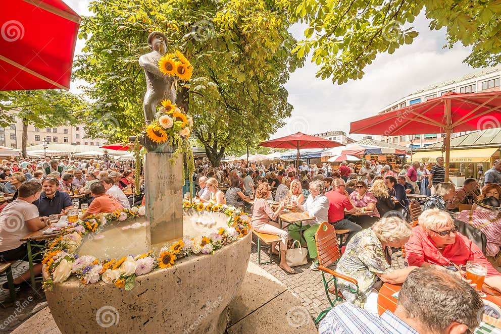 Viktualienmarkt Biergarten redaktionelles stockfoto. Bild von garten