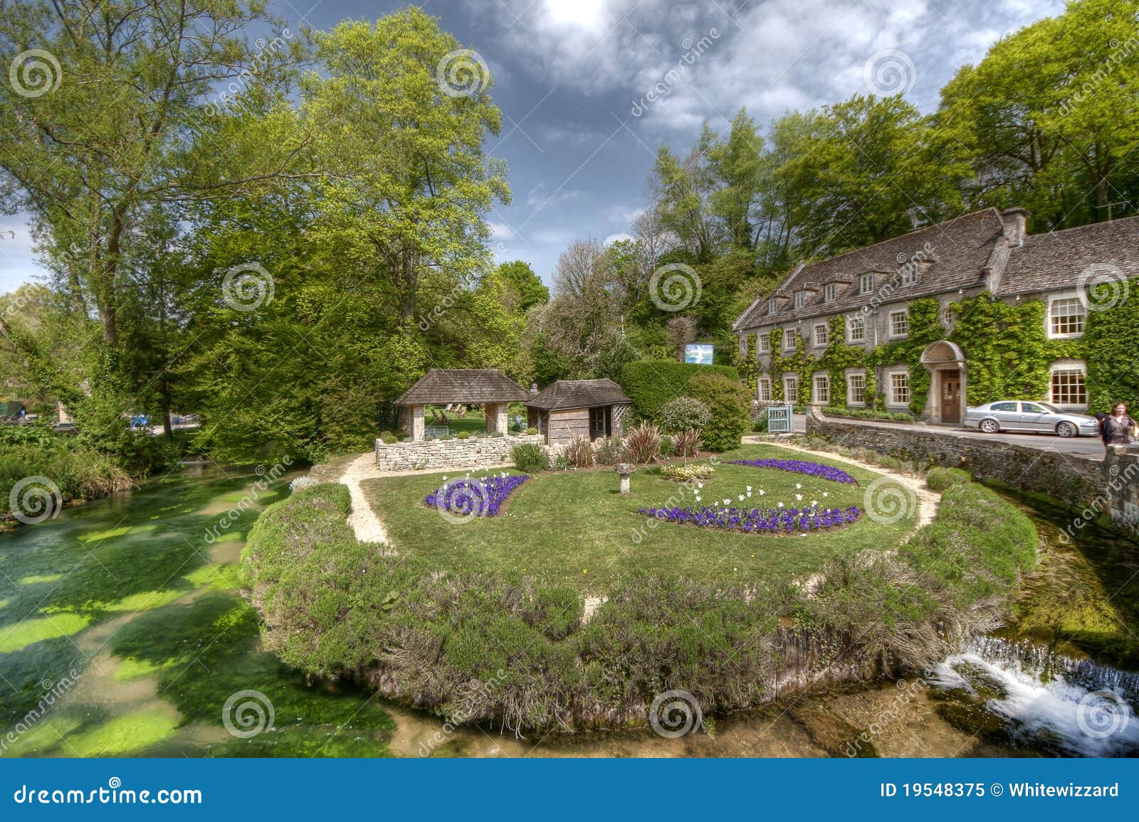 A vila de Cotswold de Bibury e Arlington enfileiram o p. A vila de Cotswold de Bibury e Arlington enfileiram a fileira a mais bonita das casas, Inglaterra recolhida foto