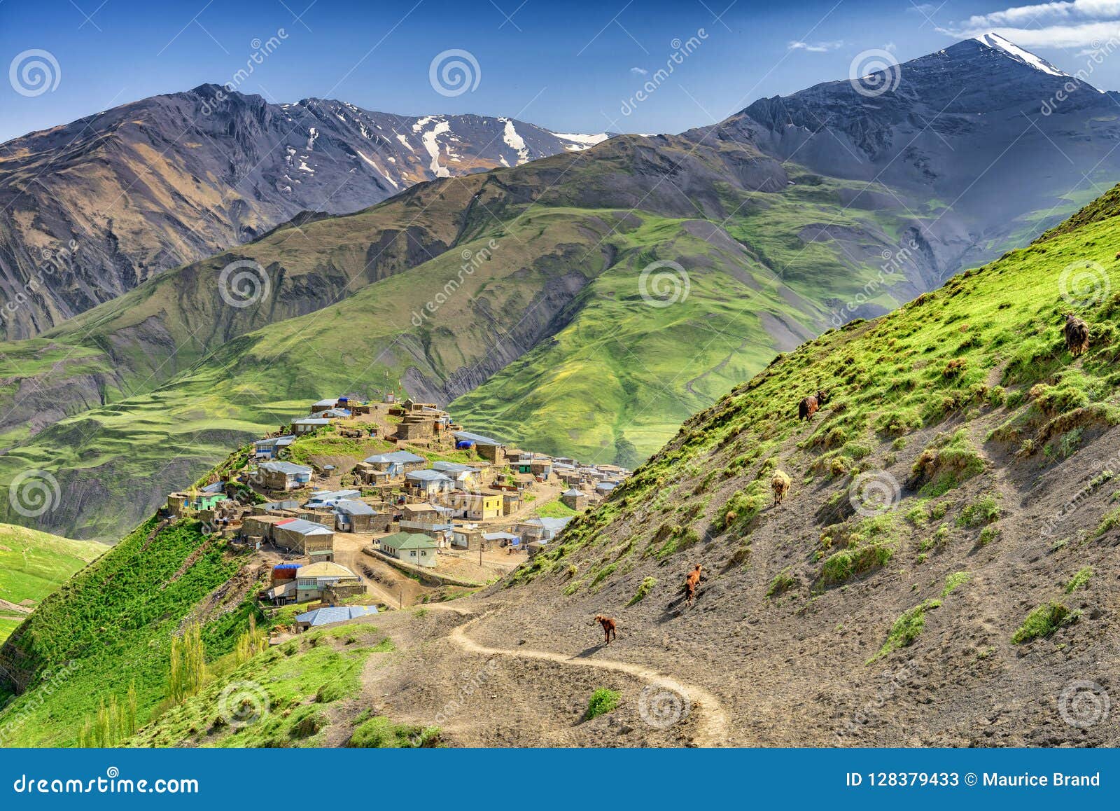 Aldeia E Montanhas Do Azerbaijão Com Neve Imagem de Stock - Imagem de  vagabunda, paisagens: 128379433, image size:1600x1158