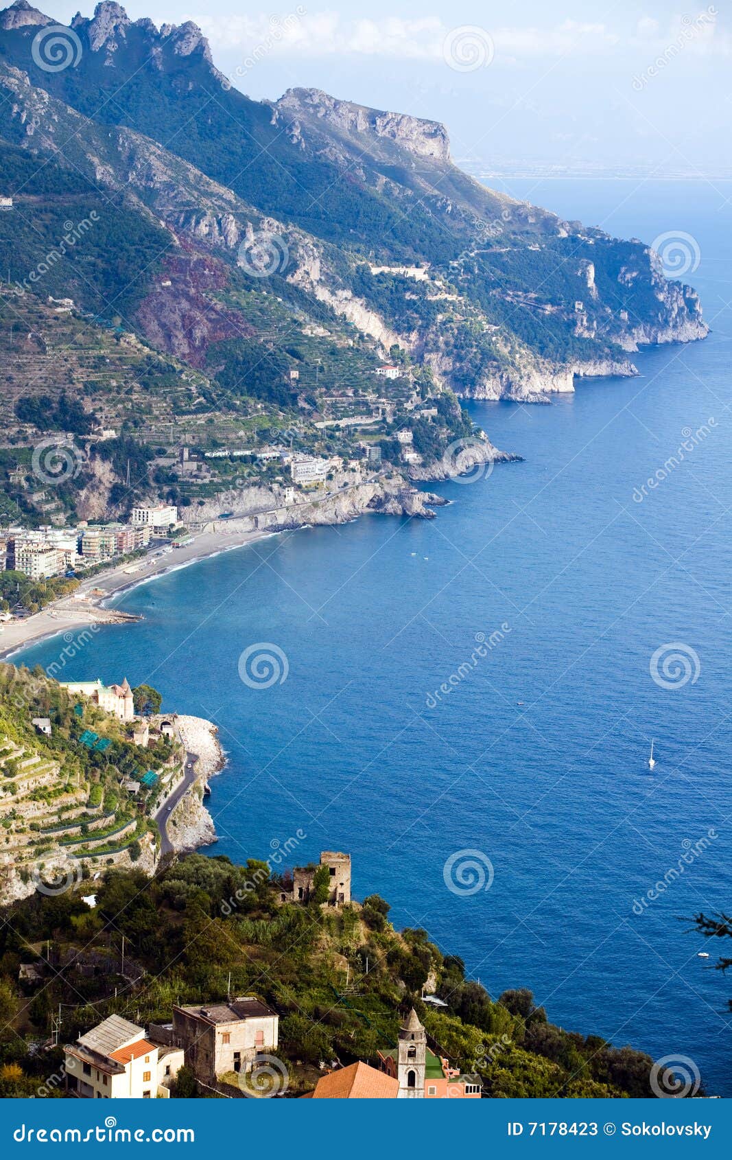 Vila íngreme bonita do Costiera Amalfitana em Italy do sul