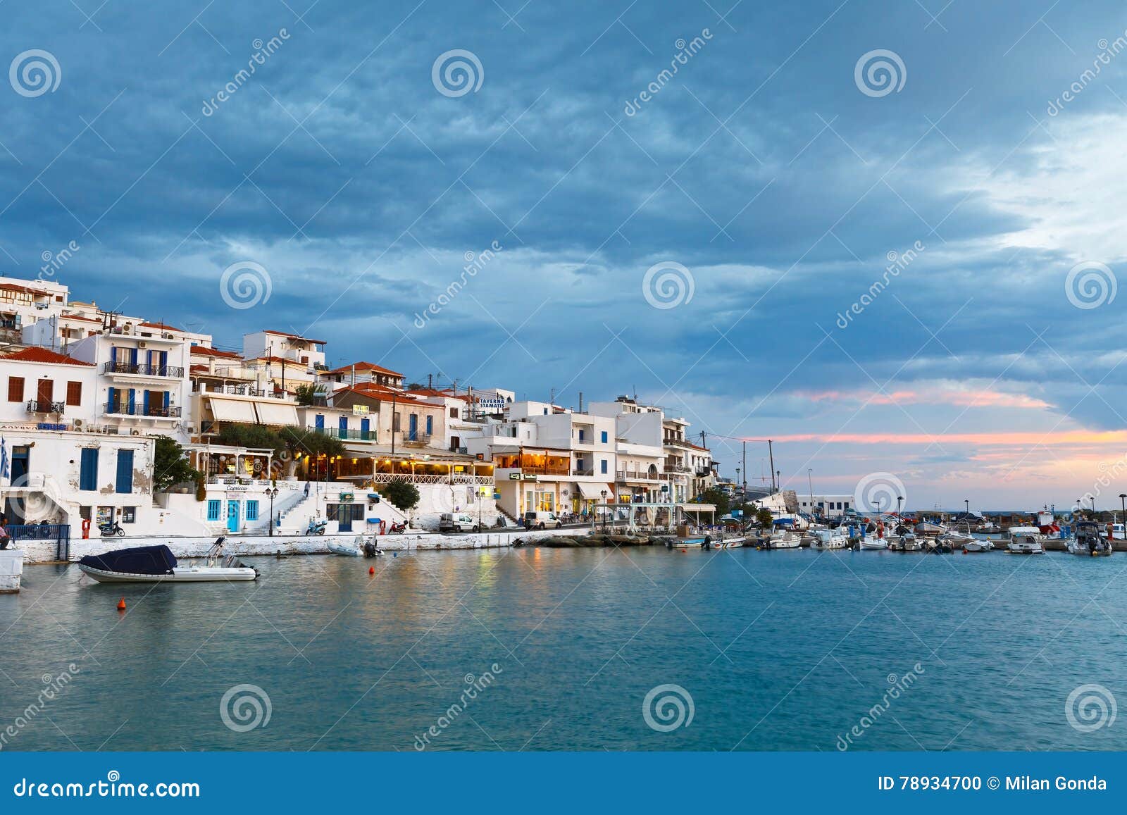 Village de Batsi, Andros image éditorial. Image du quai 78934700