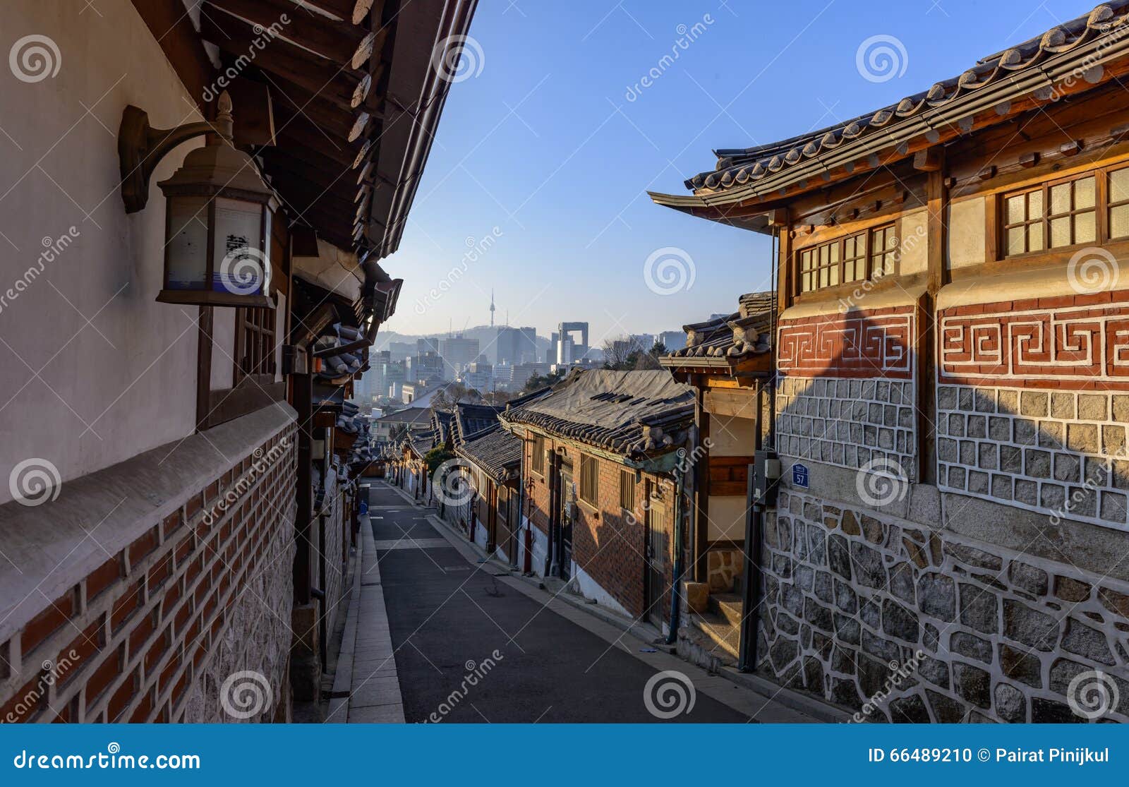 Village de Bukchon Hanok, architecture coréenne traditionnelle de style dans S. Village de Bukchon Hanok, architecture coréenne traditionnelle de style à Séoul, Corée