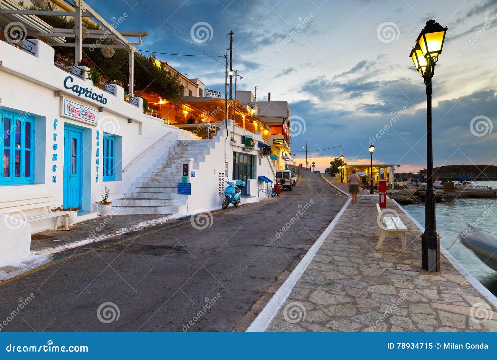 Villaggio di Batsi, Andros immagine editoriale. Immagine di greco 78934715