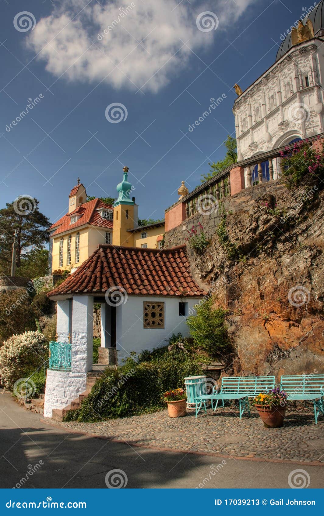 Villaggio di Portmeirion. Camminata del villaggio e del terreno boscoso di Portmeirion nel Galles del nord un insieme ispirato italiano delle costruzioni in il tempo di primavera