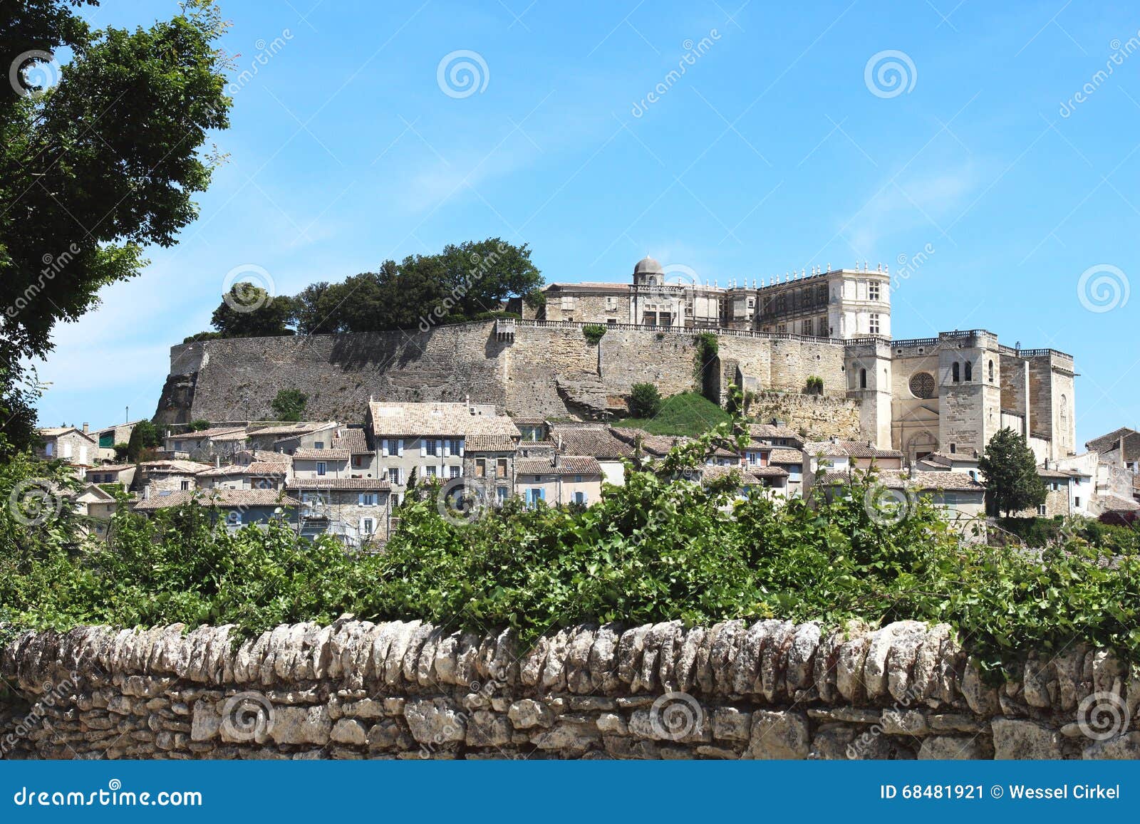 Villaggio Francese Della Sommità Di Grignan Immagine Stock - Immagine di aperto, france: 68481921