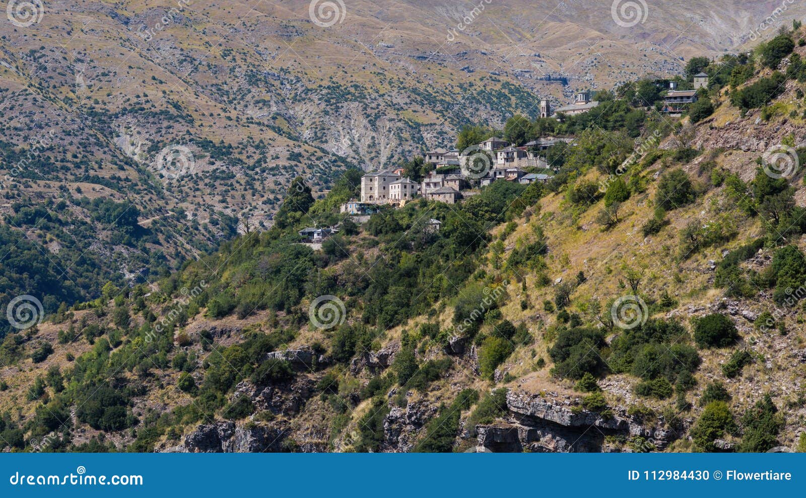 Villaggio nella montagna in parco nazionale di Tzoumerka, regione della Grecia Epiro Montagna nelle nuvole