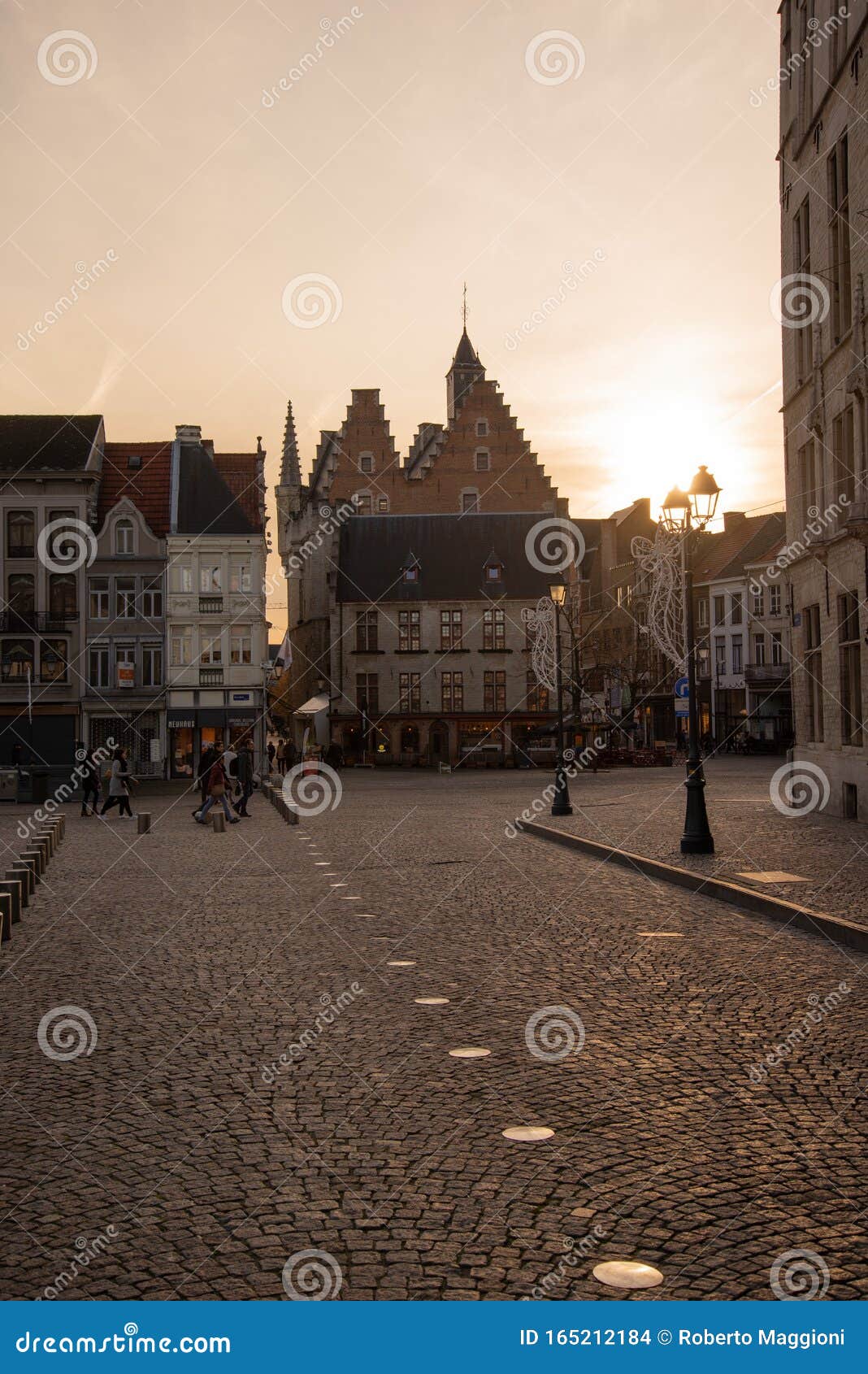 Ville Flamande Mots Fléchés Ville Flamande Belge De Malines La Place Principale Image stock