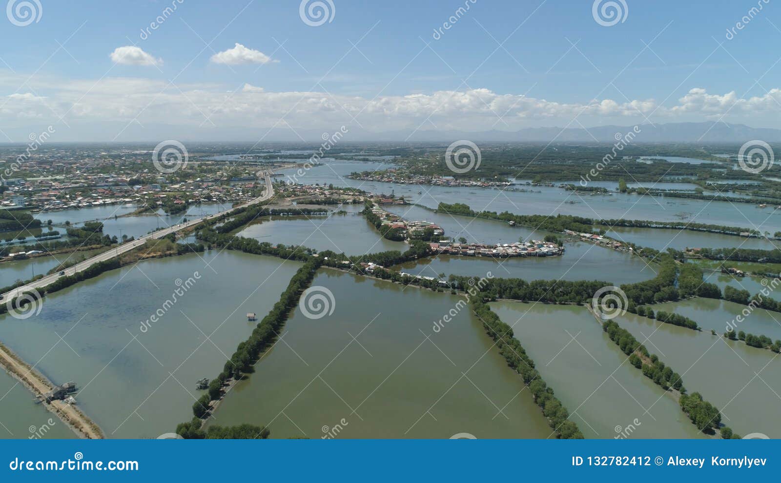 Ville parmi l'eau dans les palétuviers. Ville dans les palétuviers cultivés, Ubagan, tomas de sto Exploitation de pisciculture avec des cages pour les poissons et la crevette aux Philippines, Luçon Vue aérienne des étangs à poissons pour le bangus, milkfish Pêchez la cage pour le tilapia, milkfish cultivant l'aquiculture ou les pratiques en matière de pisciculture