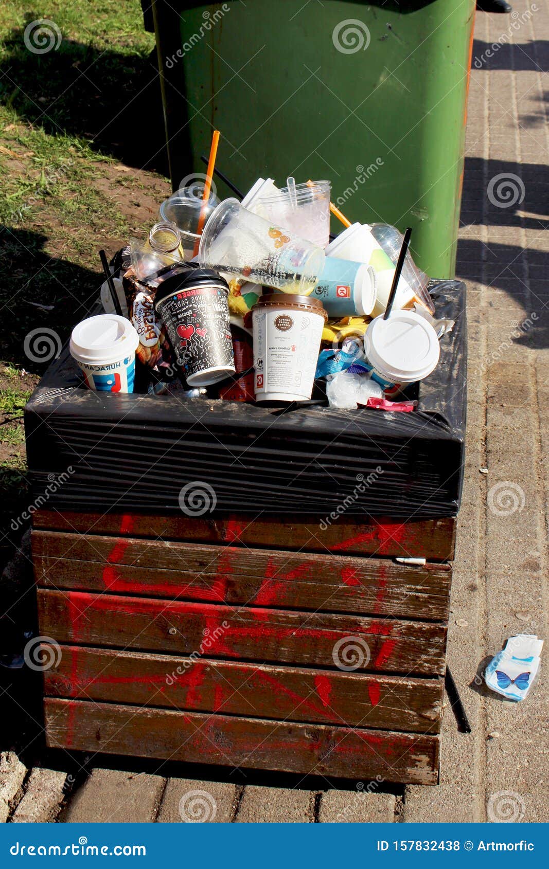 Vilnius Litauen - 04 22 2019: Mülleimer Mit Vielen Kaffeetassen Und  Plastiktücher Redaktionelles Stockfoto - Bild von bunt, sänfte: 157832438