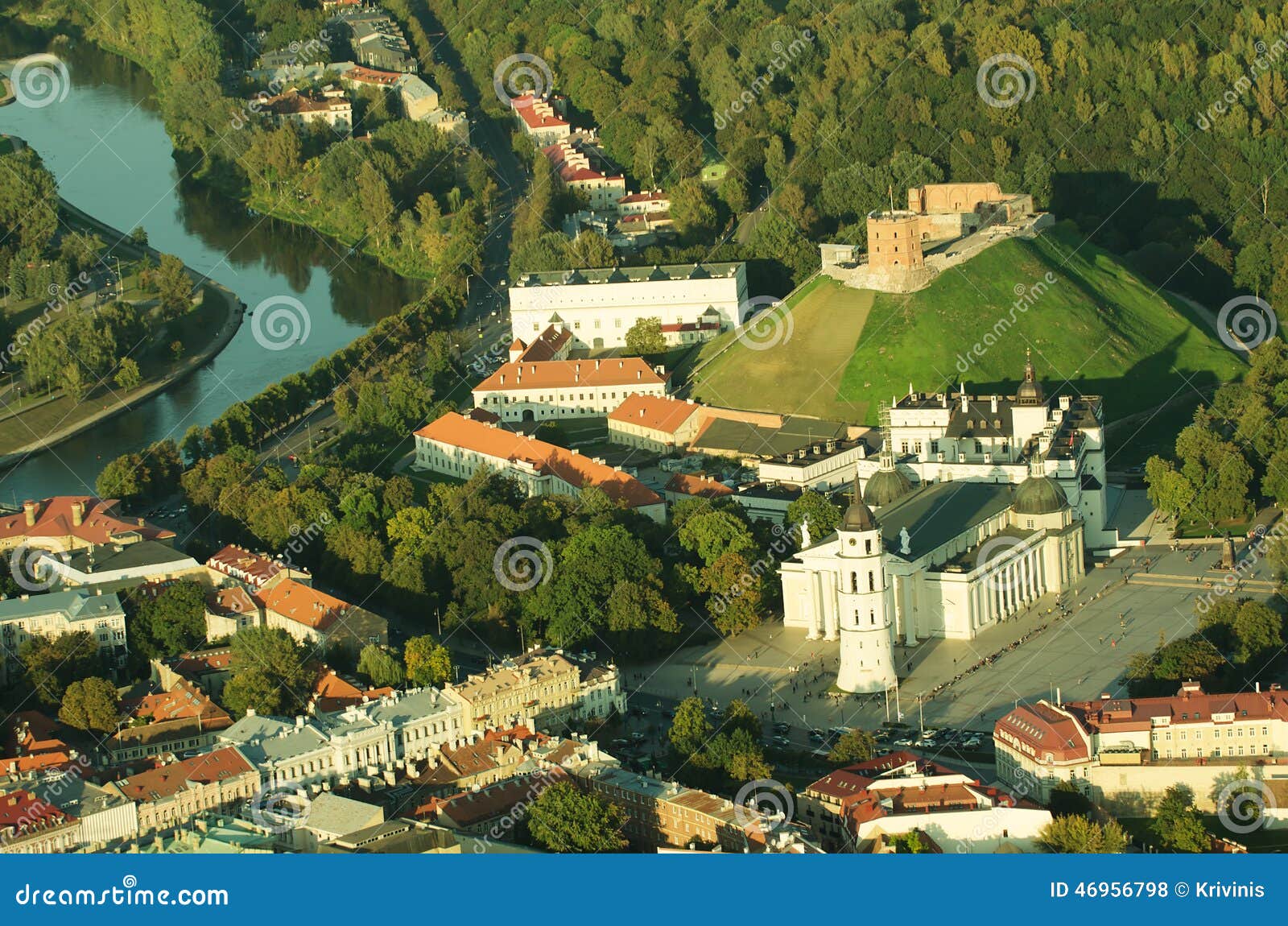 Vilnius, Lithuanie Château supérieur gothique Cathédrale et palais des ducs grands de la Lithuanie. Vieille ville de Vilnius, Lithuanie Vue aérienne d'objet volant piloté Château supérieur gothique Cathédrale et palais des ducs grands de la Lithuanie