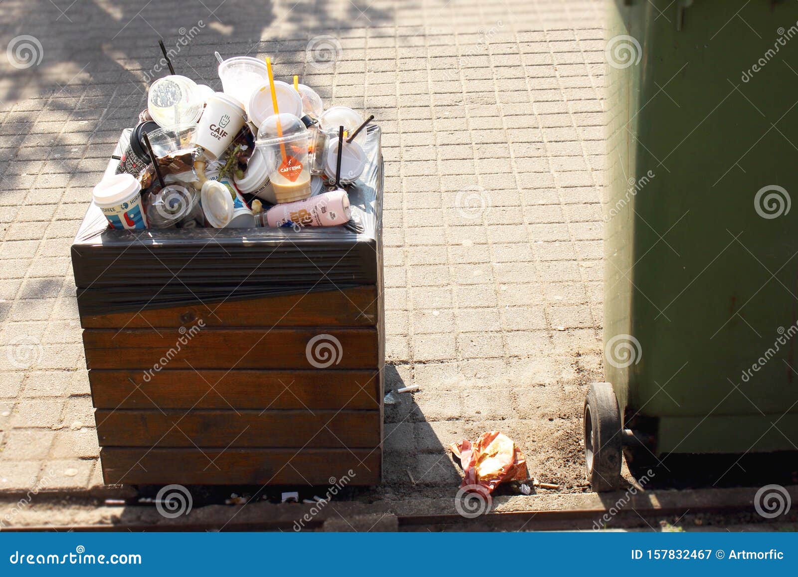 boekje Persoonlijk Trechter webspin Vilnius Litouwen - 04 22 2019: Afvalbak Overgevuld Met Plastic En Papieren  Kopjes Op Zonnige Dag Redactionele Fotografie - Image of straat, industrie:  157832467