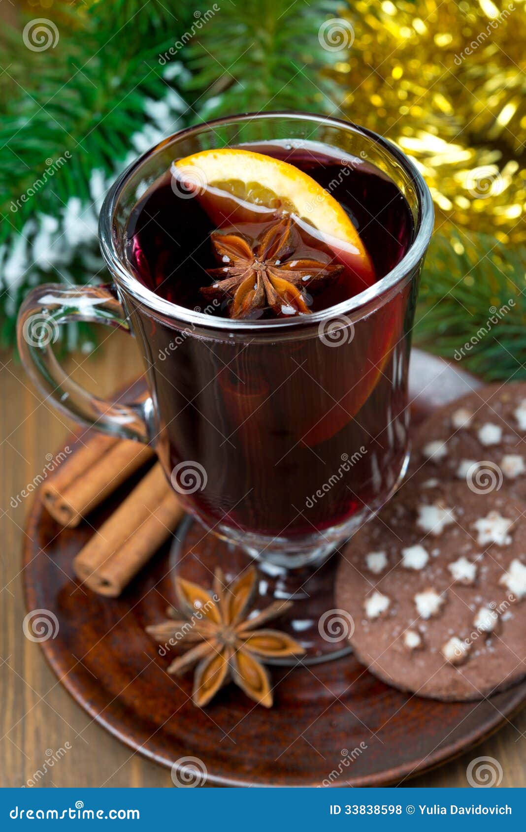Vin Chaud De Noël Avec Des épices En Biscuits En Verre Et De Chocolat Photo  stock - Image du fruits, frais: 33838598