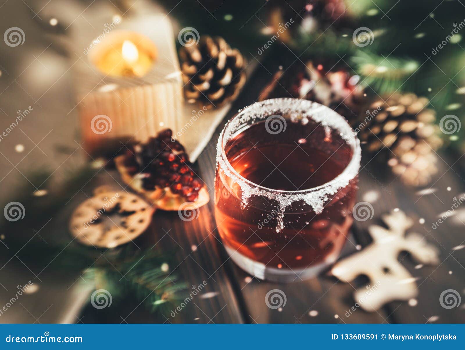 Vin chaud chaud et une bougie brûlante Décorations de fête de Noël. Dîner de fête le réveillon de Noël Un verre de vin chaud et de décorations de fête d'hiver sur le fond d'une table en bois et d'une nappe de toile