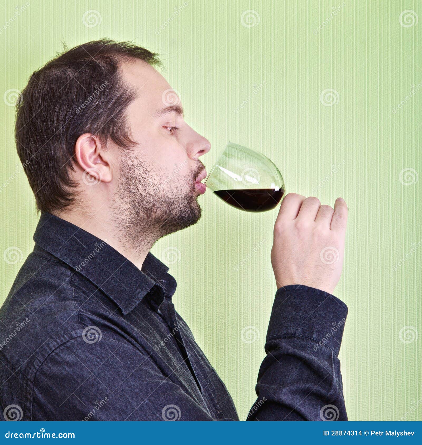 Муж вине. Люди пьют вино. Мужик пьет вино. Человек с вином. Парень пьет вино.