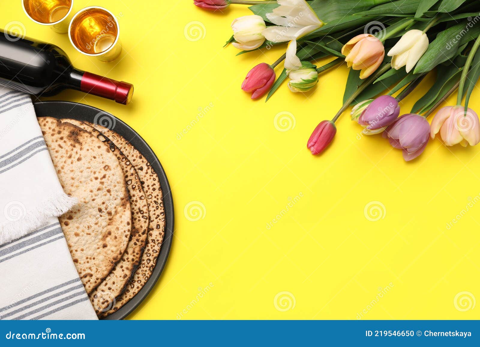 Vin De Matzos Savoureux Et Fleurs Fraîches Sur Fond Jaune Espace