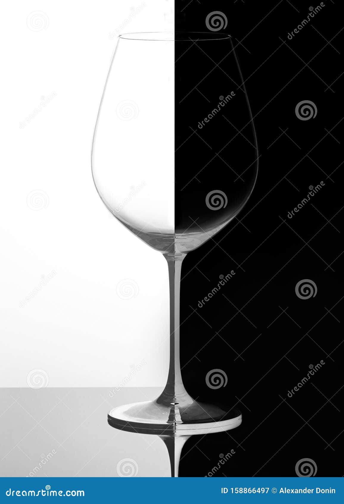 Med vilje kvarter reaktion Vin, Glas Med Svart Och Vit Bakgrund, Med Reflektion Domino-konceptet  Fotografering för Bildbyråer - Bild av alkohol, bakgrund: 158866497