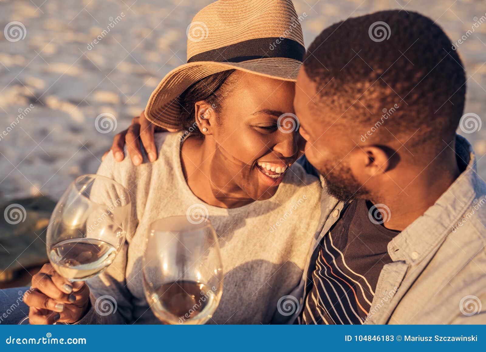 Jeune Couple Aimant Boire Un Verre De Vin Rouge Dans Leur Salon