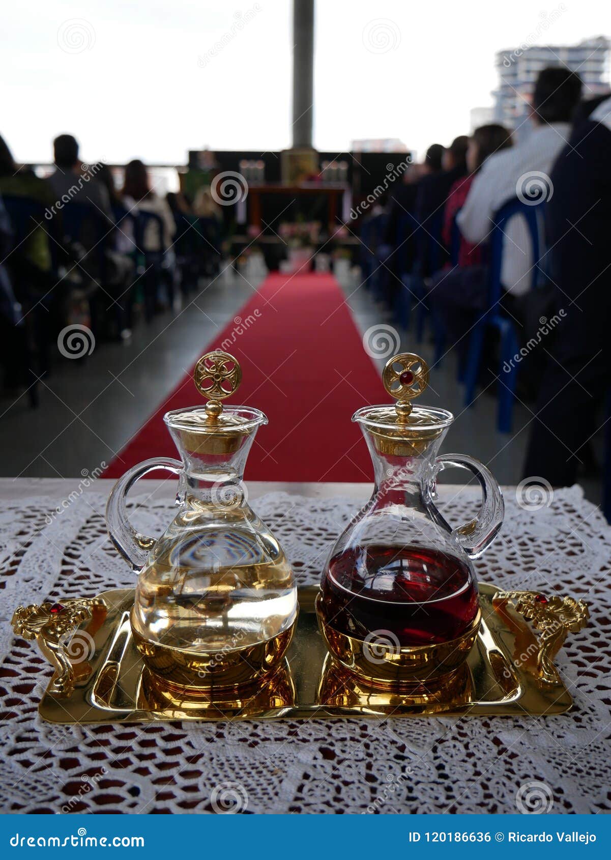 Vinagreras Con Agua Y El Vino Listos Para La Masa Católica Con La Alfombra Roja Y La Gente En El Fondo Foto de archivo - Imagen de agua, religioso: 120186636 Vinagreras Con Agua Y El Vino Listos Para La Masa Católica Con La Alfombra Roja Y La Gente En El Fondo Foto de archivo - Imagen de agua, religioso: 120186636