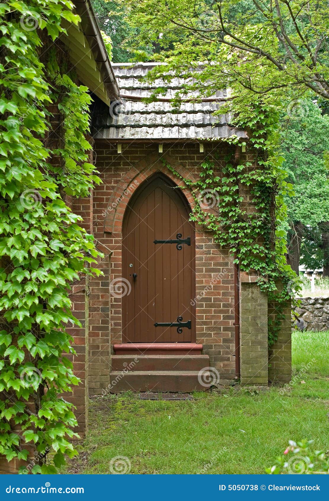 Vine Covered Church Building Stock Photo - Image of cover, plants: 5050738