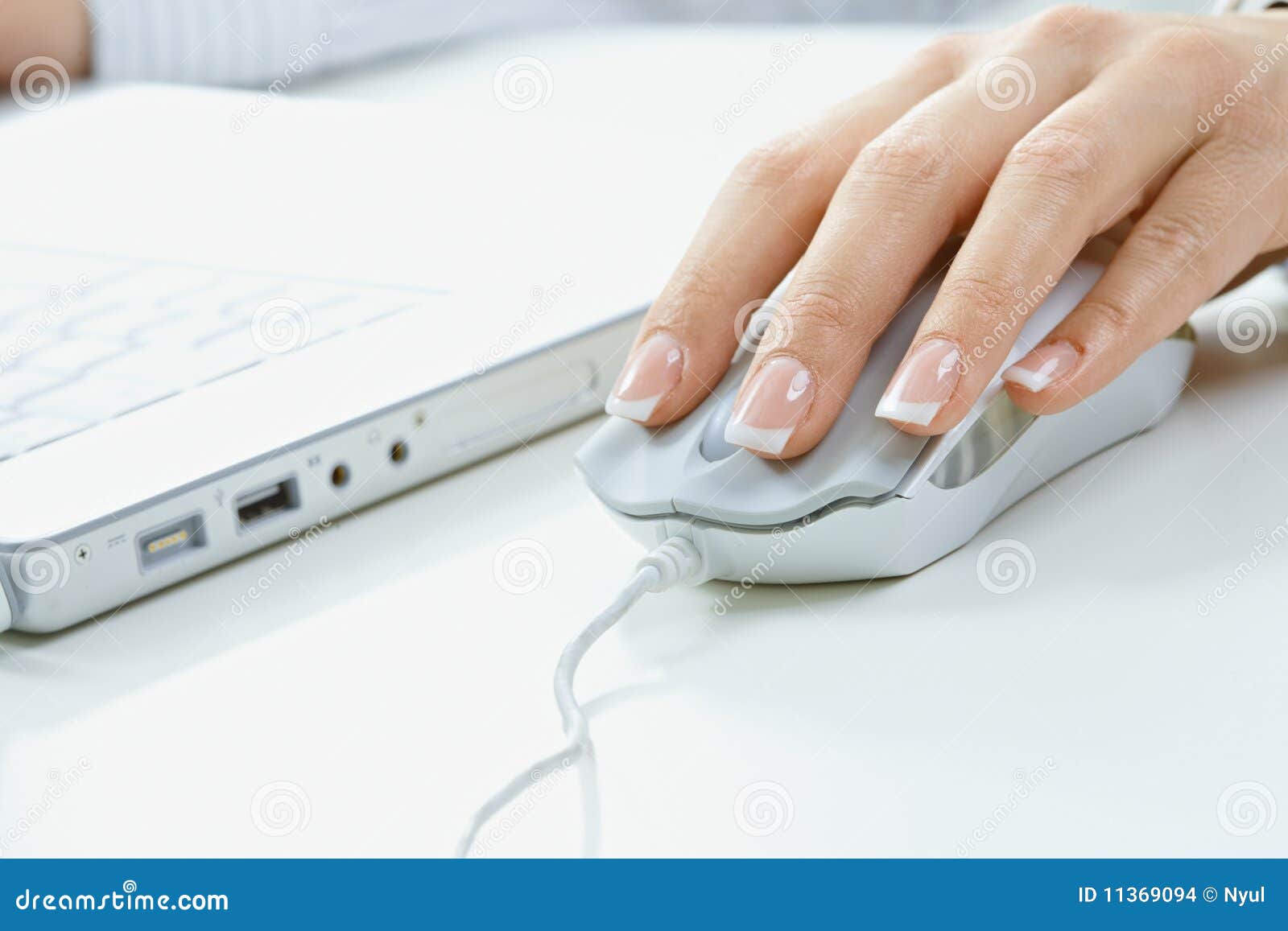 Vingers op computermuis. Close-up van vrouwelijke vingers en spijkers op computermuis.
