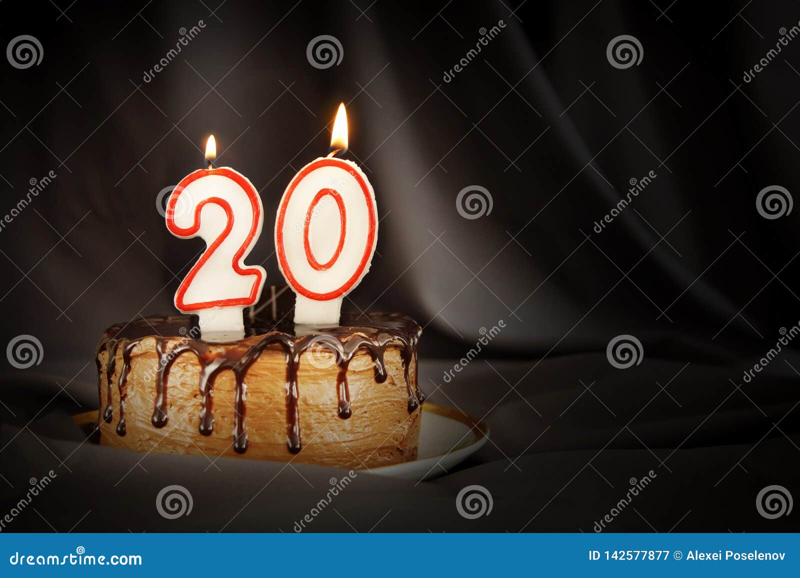 Vingt Ans D'anniversaire Gâteau De Chocolat D'anniversaire Avec Les Bougies  Brûlantes Blanches Sous Forme De Numéro Vingt Image stock - Image du  anniversaire, chocolat: 142577877