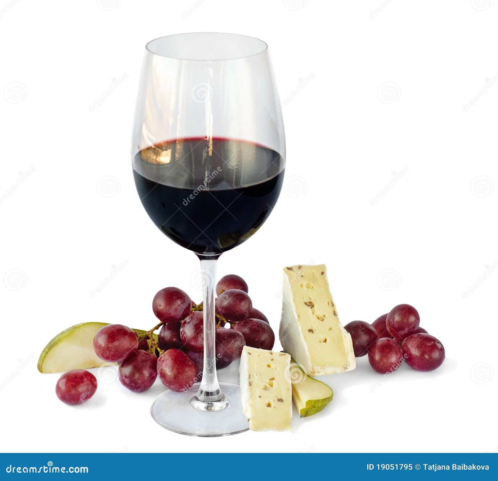 Vinho vermelho, uvas e queijo isolados no fundo branco