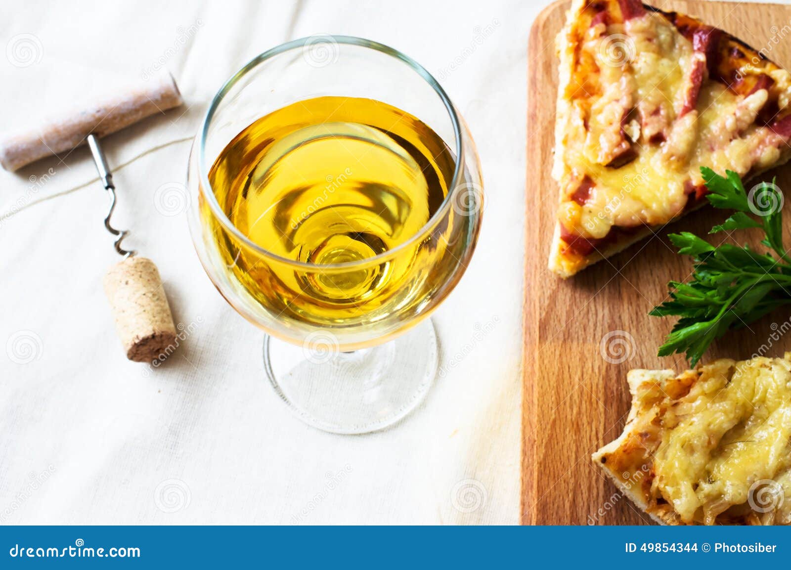 Vino bianco e pizza fotografia stock. Immagine di vino 49854344