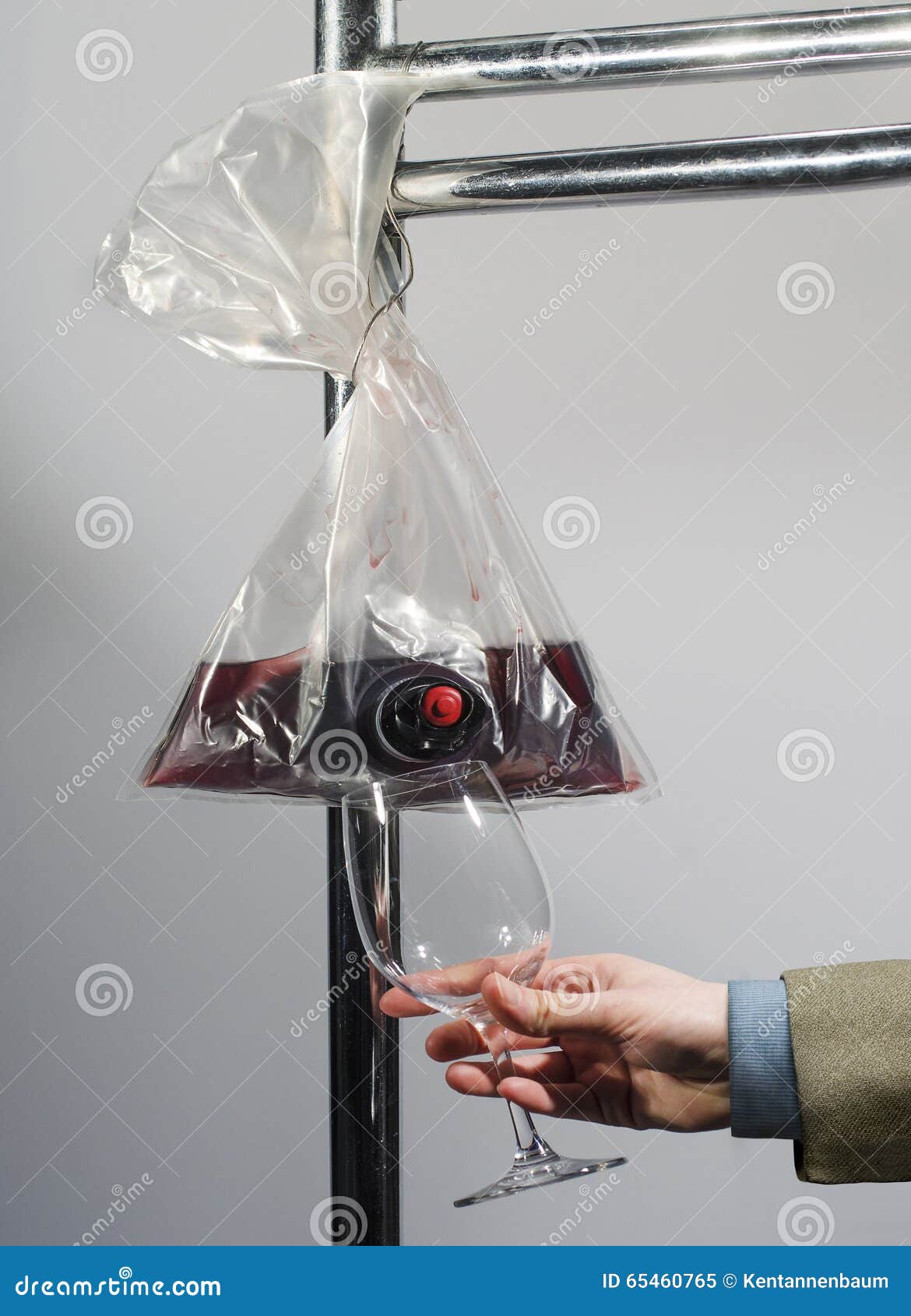 vino-de-consumici%C3%B3n-del-doctor-de-la-bolsa-de-pl%C3%A1stico-65460765.jpg
