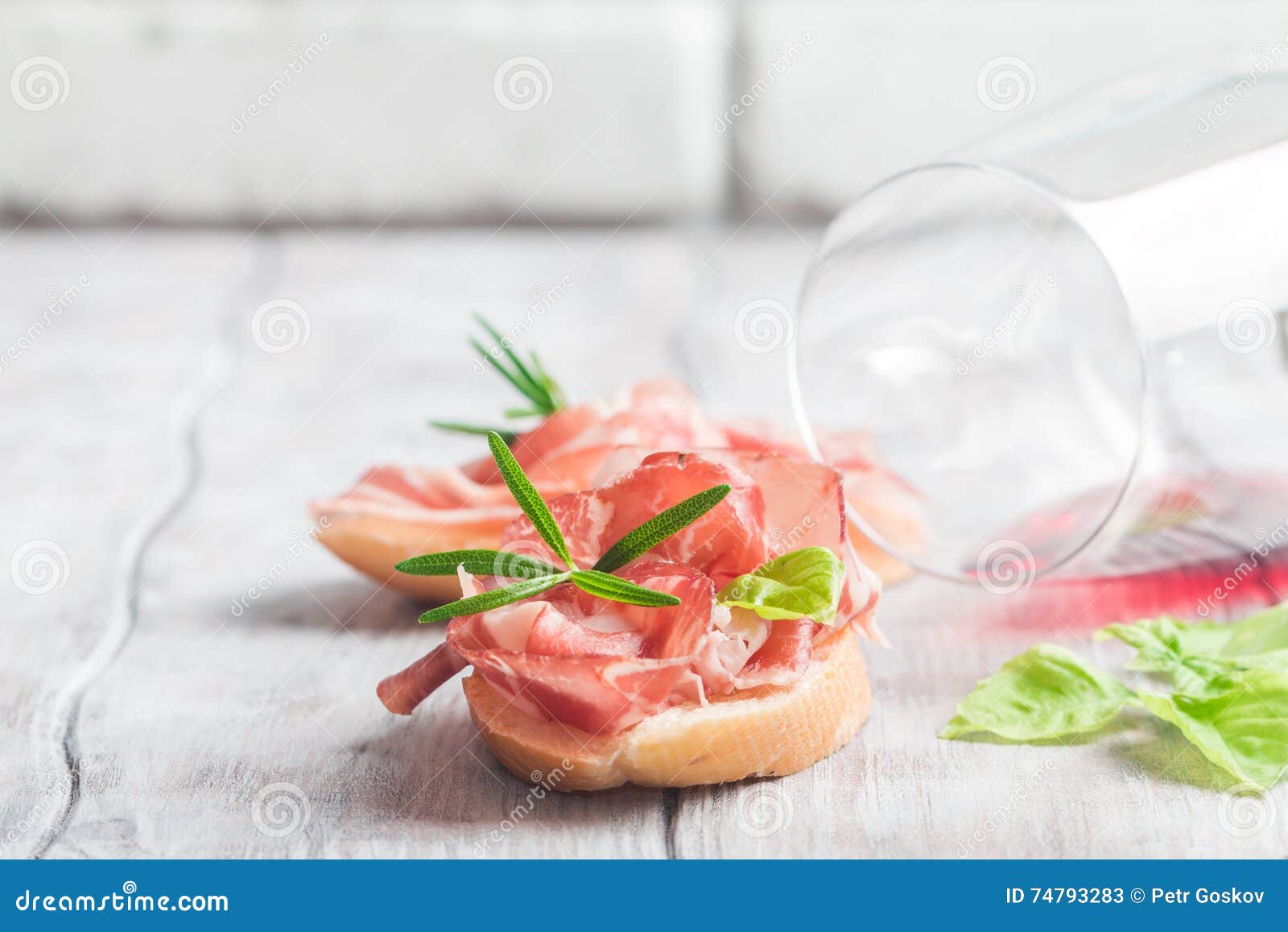 Vino Rosso E Bruschetta Con Il Prosciutto Di Parma Immagine Stock