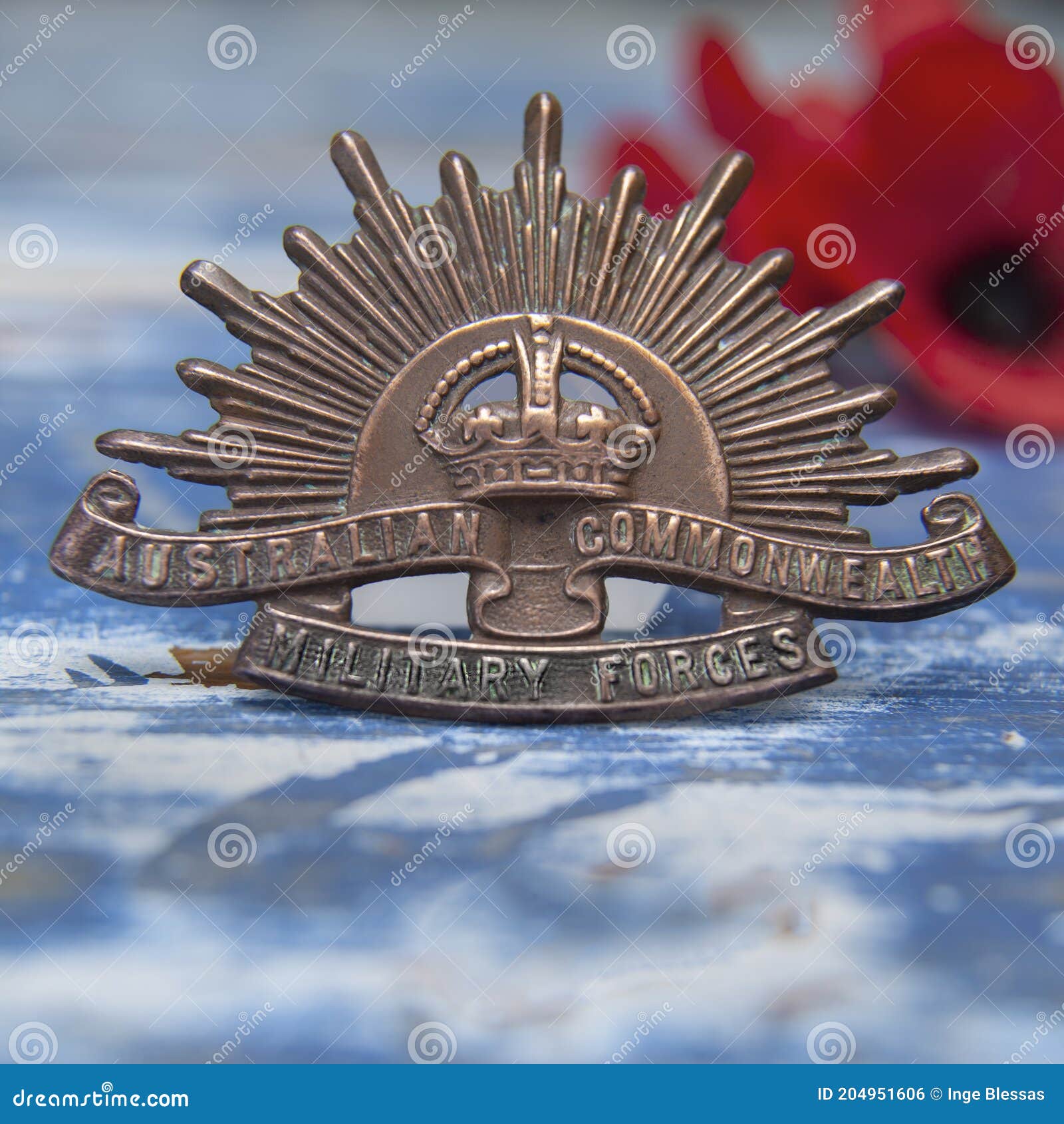 føderation forhold skive Australian Army Rising Sun Badge on Textured Blue with a Poppy Stock Photo  - Image of australian, white: 204951606
