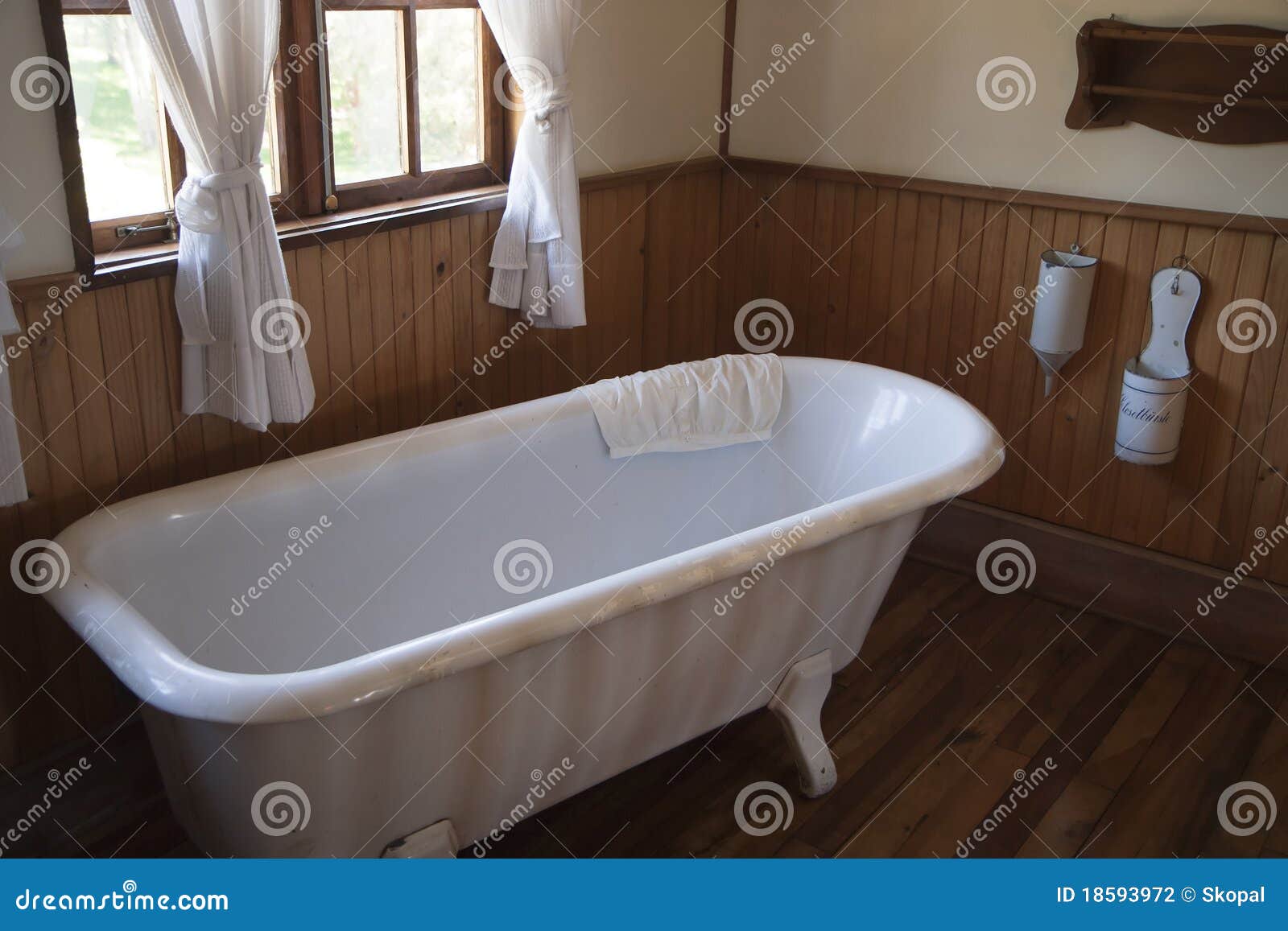 Vintage bathtub stock photo. Image of fashioned, bathtub 18593972