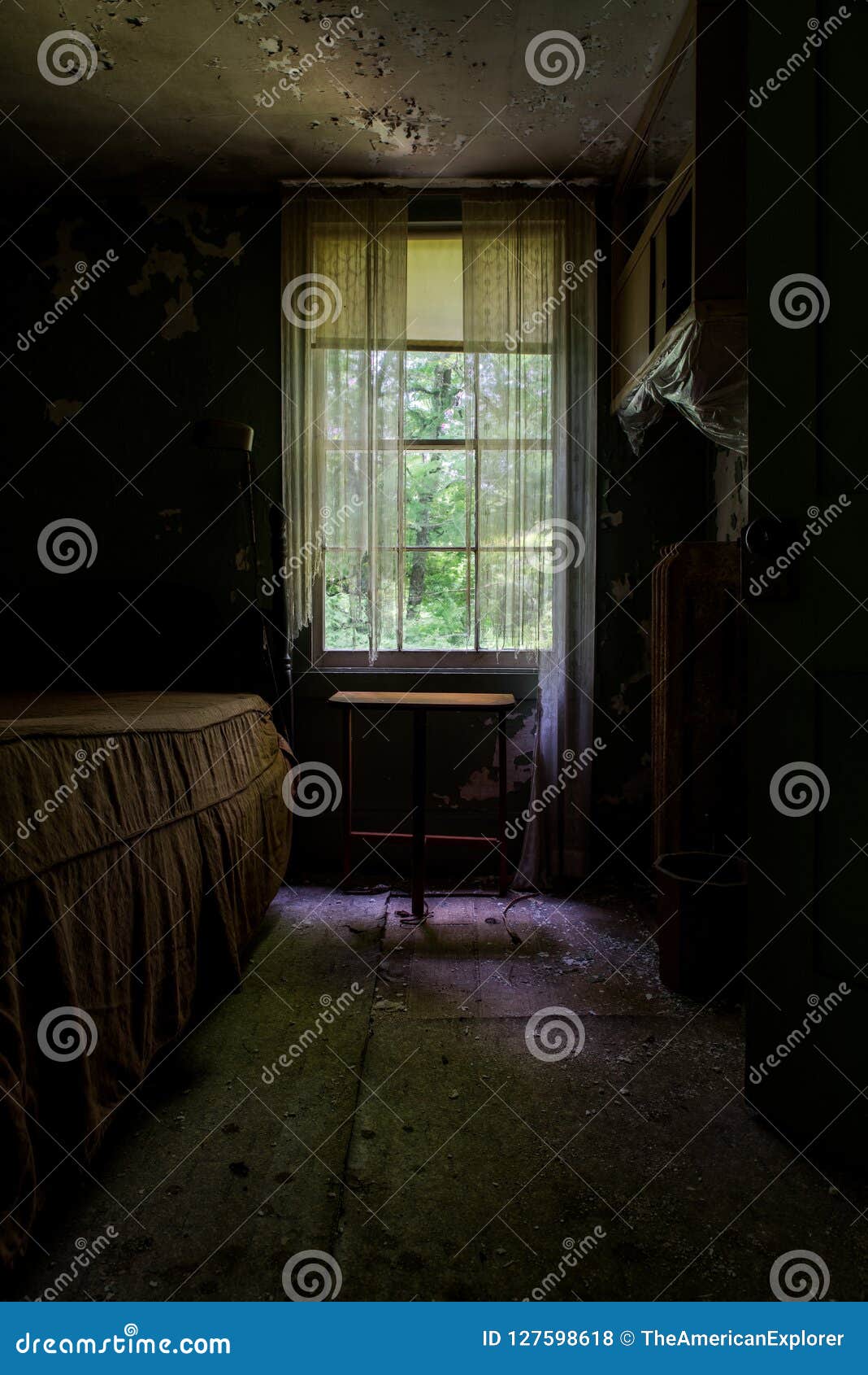 Manga Algemeen Microbe Vintage Bedroom, Tables En Gordijnen - Verlaat Antebellum Residence - New  York Stock Foto - Image of zilver, meubilair: 127598618