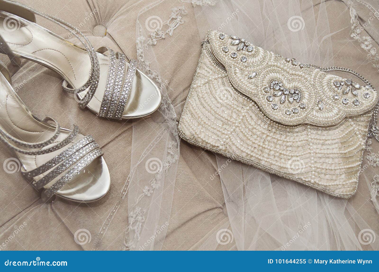 porter Lamme sælger Vintage Bridal accessories stock image. Image of shoes - 101644255