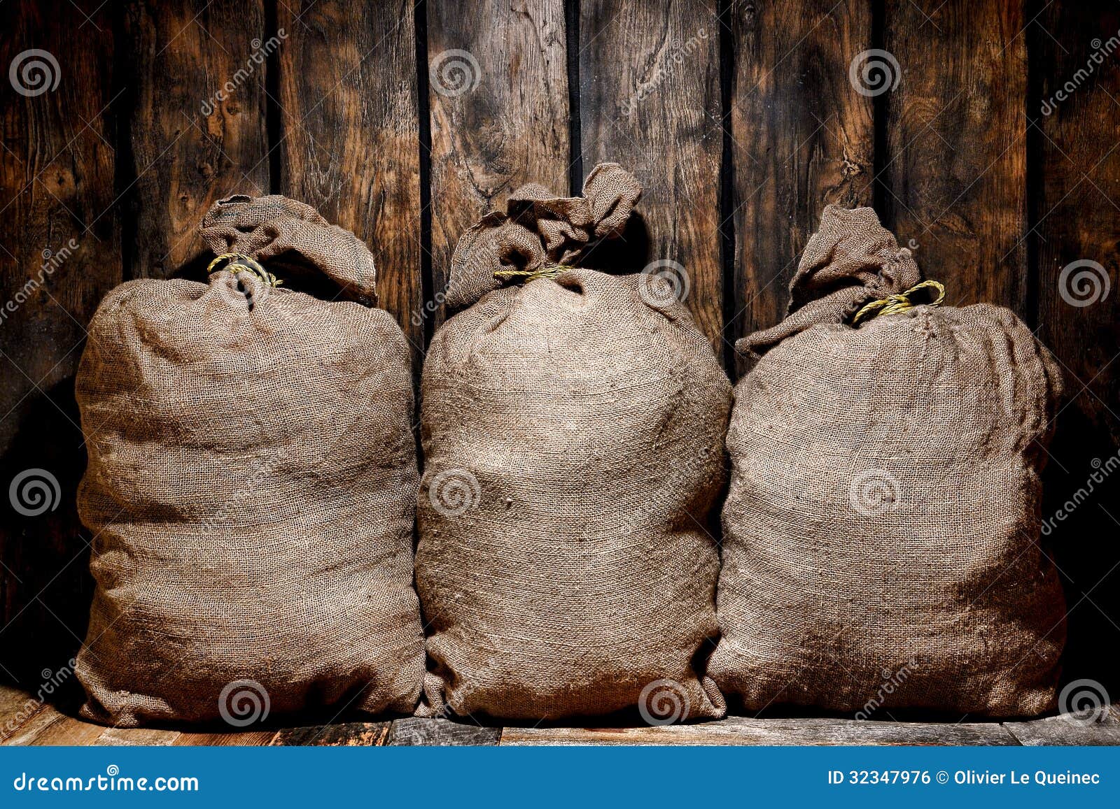 Vintage Burlap Sac Bags in Old Antique Warehouse Stock Photo - Image of  storage, ready: 32347976