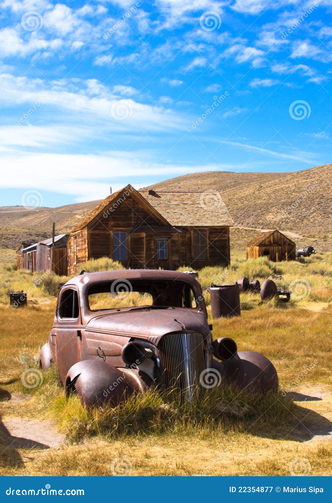 Vintage Car and Home stock image. Image of gold, rundown - 22354877